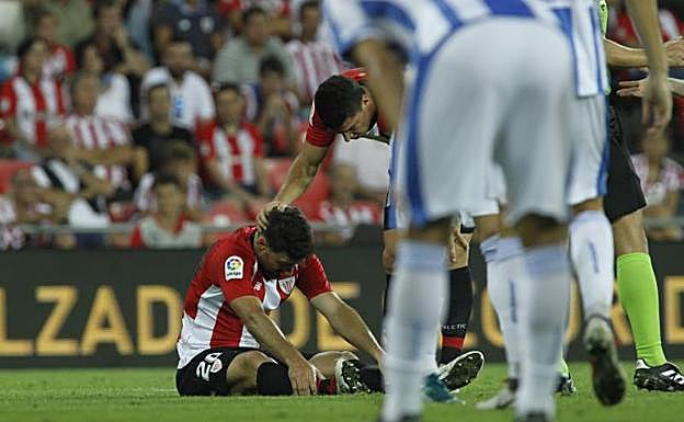 Aduriz, tras lesionarse. 