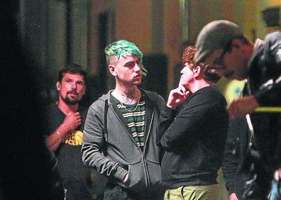 Imagen secundaria 1 - Daniel Calparsoro prepara una escena en el bar Deportivo Alavés junto a Belén Rueda y Javier Rey. Álex Monner, a las órdenes de Mazkiaran, asistente de dirección. Calparsoro revisa una de las tomas en las que participaron ayer por la tarde Manolo Solo y Álex Brendemühl.