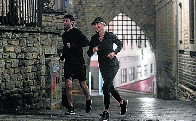 La actriz Belén Rueda (subcomisaria Alba) y Javier Rey ('Kraken') hicieron 'footing' en el rodaje de la madrugada de ayer.