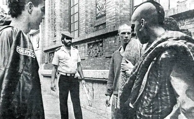 Un agente junto a varios de los jóvenes que pasaron por la ducha involuntaria, el 19 de agosto de 1985.