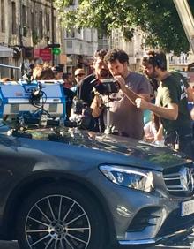 Imagen secundaria 2 - Daniel Calparsoro prepara una escena en el bar Deportivo Alavés junto a Belén Rueda y Javier Rey. Álex Monner, a las órdenes de Mazkiaran, asistente de dirección. Calparsoro revisa una de las tomas en las que participaron ayer por la tarde Manolo Solo y Álex Brendemühl.