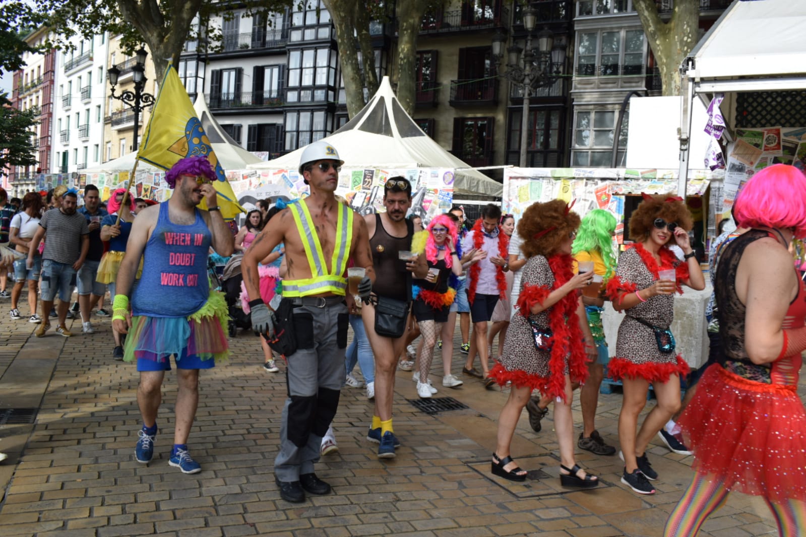 Desde las 18 horas decenas de personas se han acercado a la txosna de La Pinpi. Desde allí, realizarán un travesti-poteo por diversas calles de Abando (Villarías, Berastegi, Ledesma)