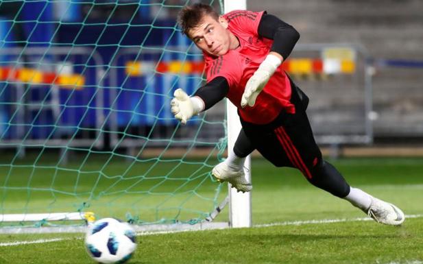 Andriy Lunin, calentando en el Lilluküla de Tallín, escenario de la Supercopa de Europa. 