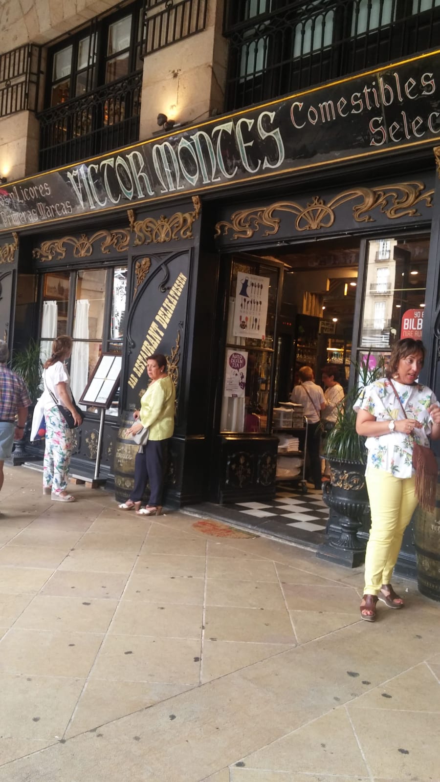 Fotos: Txikiteo Nagusia con los comerciantes del Casco Viejo