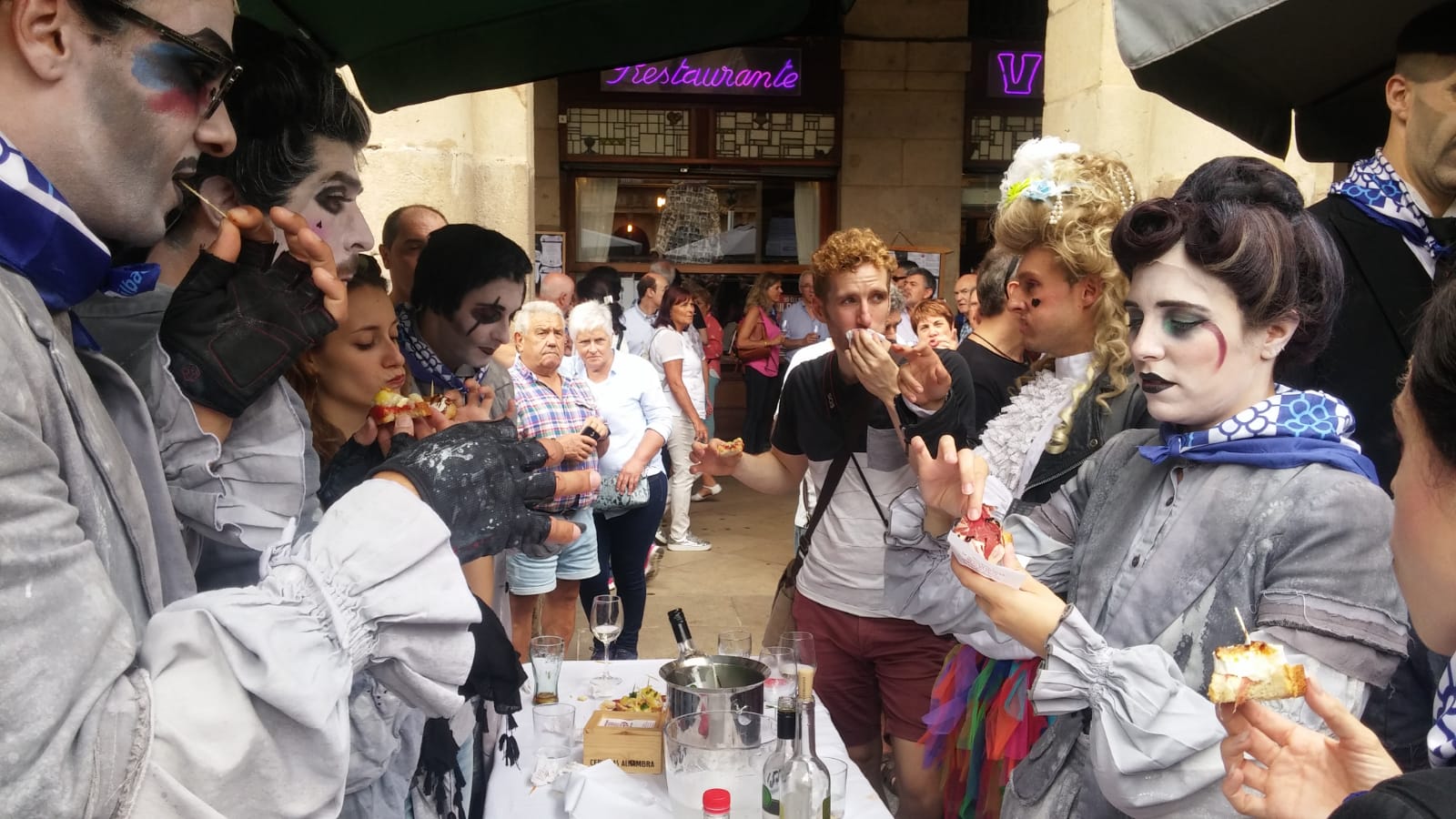 Fotos: Txikiteo Nagusia con los comerciantes del Casco Viejo