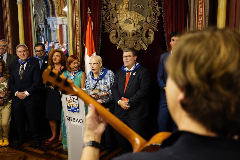 El alcalde de Bilbao, Juan María Aburto, ha ofrecido hoy la tradicional recepción a la sociedad bilbaína con motivo de la Aste Nagusia