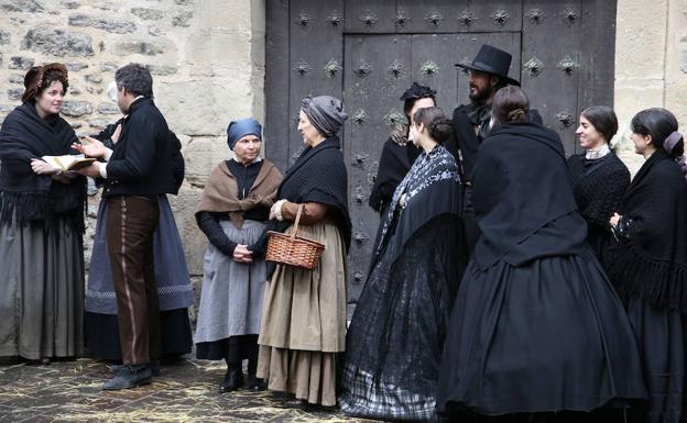 Imagen principal - Un grupo de figurantes aguarda su turno durante el rodaje de 'Handia' en el Casco Viejo.'Vitoria. 3 de marzo' se encuentra en fase de postproducción. El alavés Paul Urkijo trabajó los efectos especiales de 'Errementari' en el gran croma de Miñano.