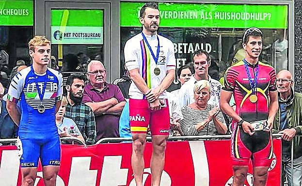 Arriba, Patxi Peula en lo alto del podio.