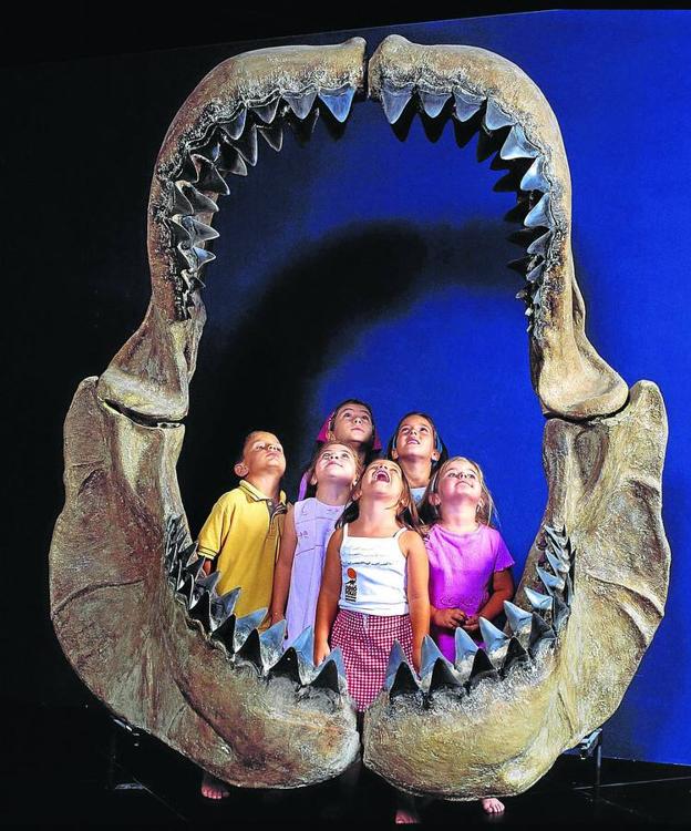 La mandíbula de un gran carnívoro enmarca a unos atónitos niños.