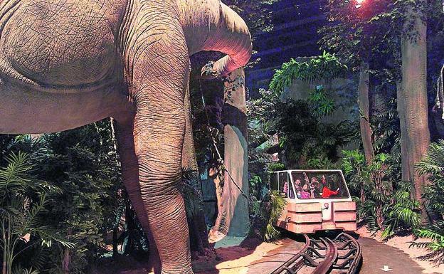 Un vehículo transita por el espacio de los grandes dinosaurios, que aspira a recrear el marco natural en el que vivieron.
