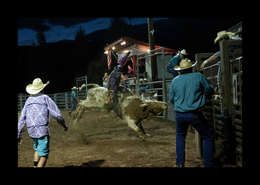 Un vaquero monta un caballo salvaje en el Snowmass Rodeo el 22 de agosto de 2018, en Snowmass, Colorado. - El rodeo de Snowmass está en su 45 ° año, lo que lo convierte en uno de los rodeos de más larga duración en Colorado. 