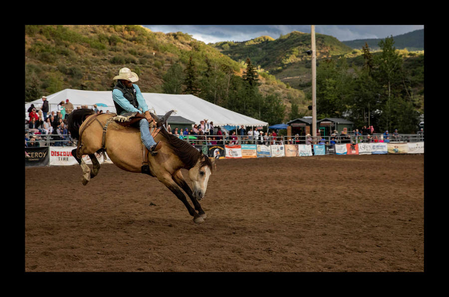 Un vaquero monta un caballo salvaje en el Snowmass Rodeo el 22 de agosto de 2018, en Snowmass, Colorado. - El rodeo de Snowmass está en su 45 ° año, lo que lo convierte en uno de los rodeos de más larga duración en Colorado. 