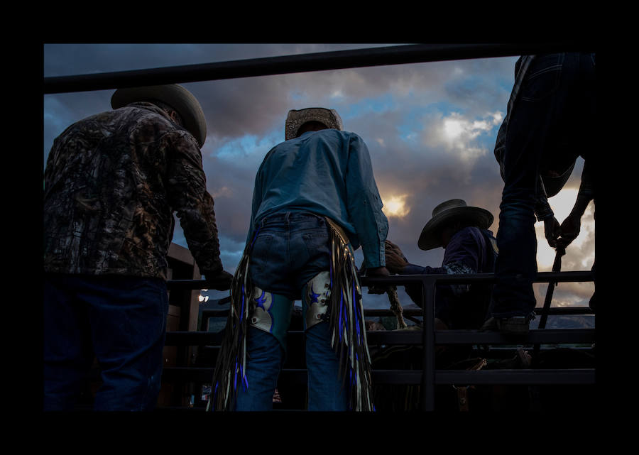 Un vaquero monta un caballo salvaje en el Snowmass Rodeo el 22 de agosto de 2018, en Snowmass, Colorado. - El rodeo de Snowmass está en su 45 ° año, lo que lo convierte en uno de los rodeos de más larga duración en Colorado. 