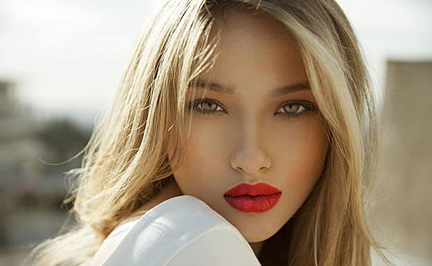 Emakumeak trebeak dira, aspaldiko isiltasunaren eraginez, komunikazio kode gorputzezkoak erabiltzen. 