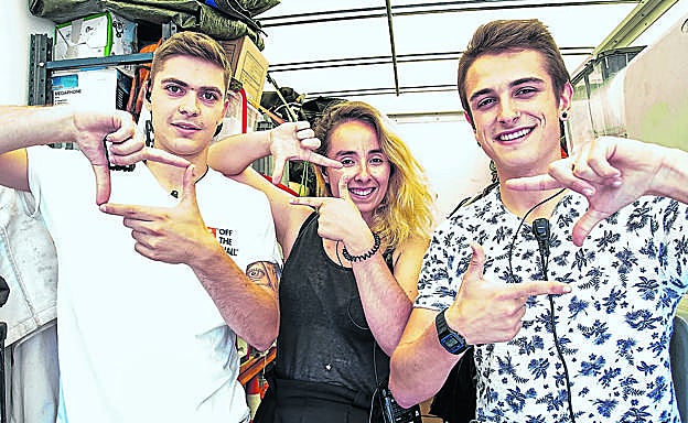 De cine. Los jóvenes en uno de los camiones de producción de la película de Calparsoro.