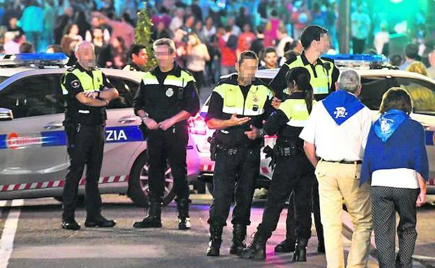 Varios agentes de la Policía Municipal de Bilbao vigilan, anoche, el recinto festivo.