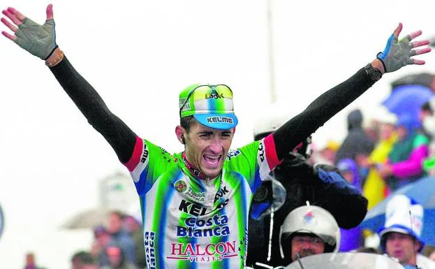 Su gran victoria. Javier Otxoa celebra eufórico su triunfo en la etapa de Hautacam del Tour del año 2000, superando a Lance Armstrong.