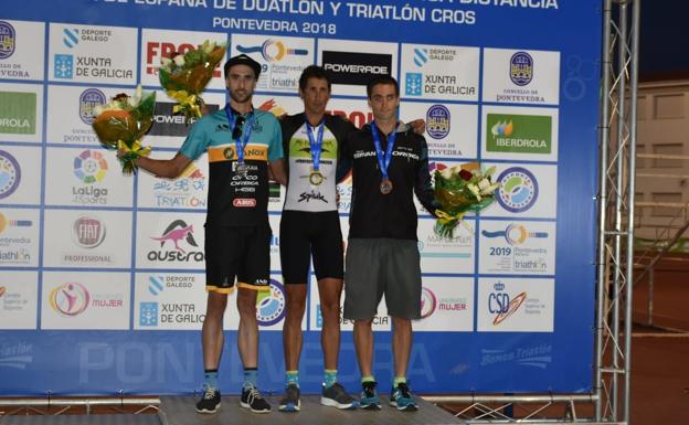 Podium masculino: Ander Okamika, Gustavo Rodríguez y Pello Osoro.