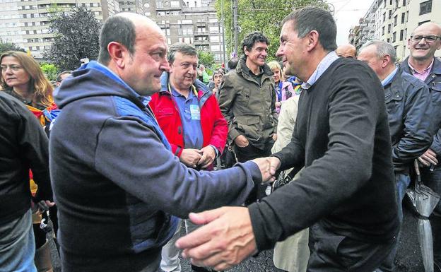 Otegi y Ortuzar se saludan en la manifestación que el año pasado se convocó en Bilbao en apoyo del referéndum catalán. 