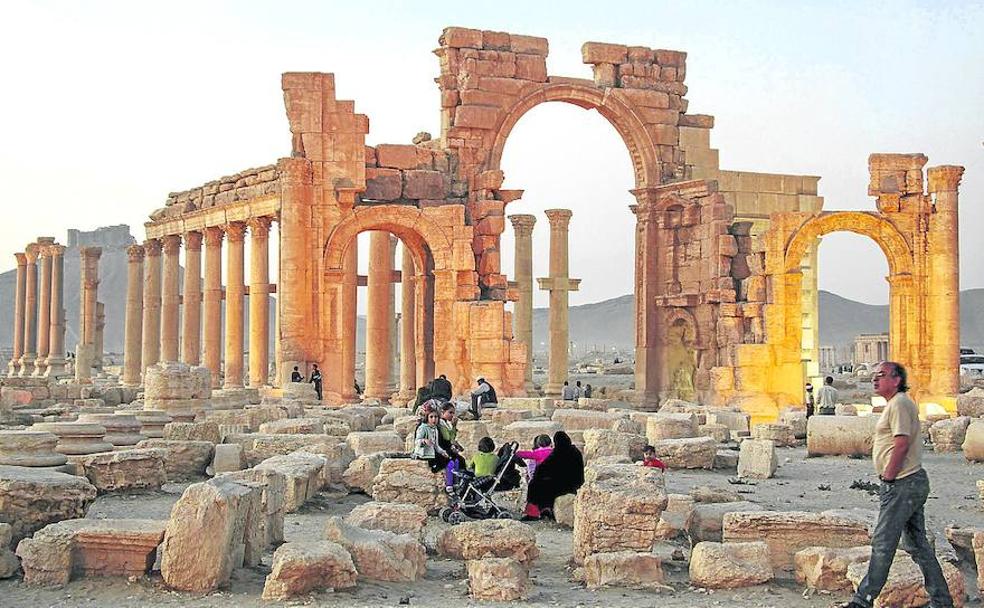 Imagen de la ruinas de Palmira con visitantes antes de su conquista por el Estado Islámico. 