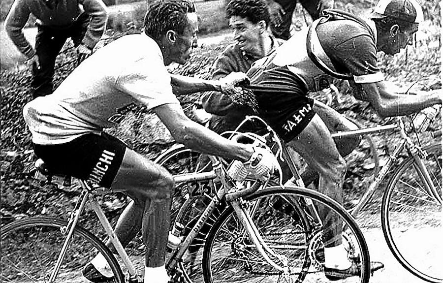 Conterno agarra el maillot de Bahamontes en la subida al puerto de Urkiola en una etapa de la Vuelta de 1956. 