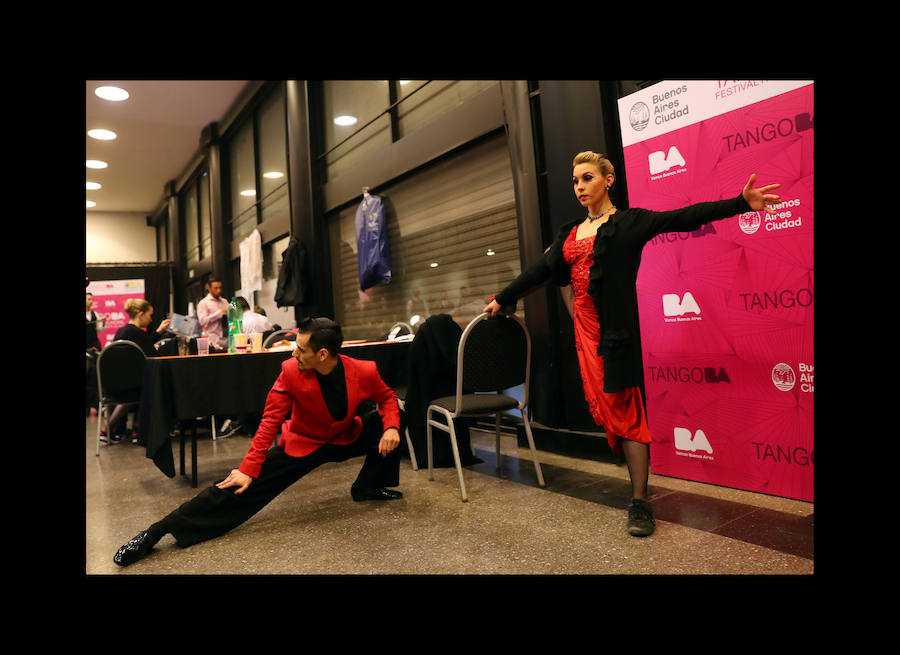 La pareja formada por Dmitry Vasin y Sagdiana Khamzina de Rusia (c) de agosto de 2018, tras proclamarse campeona en la final de la modalidad de «Tango Escenario» del Mundial de Tango de Buenos Aires (Argentina). 