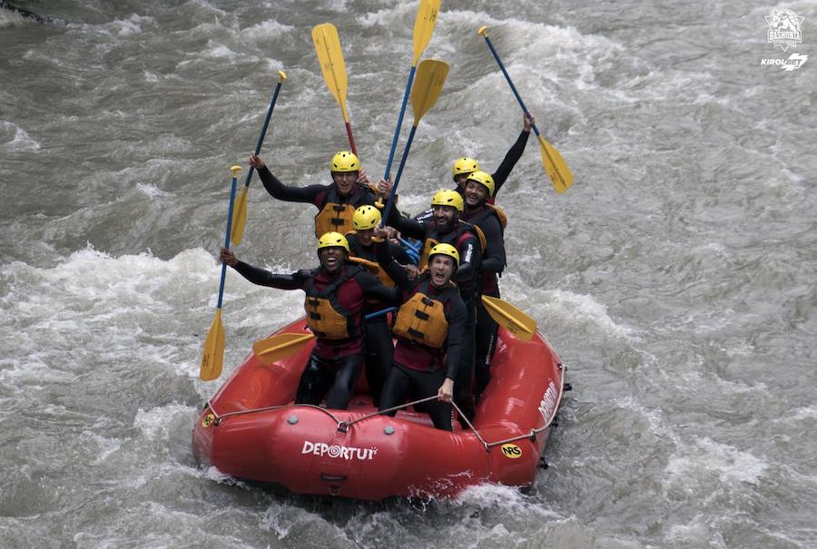 Fotos: Los baskonistas hacen rafting antes del inicio de temporada