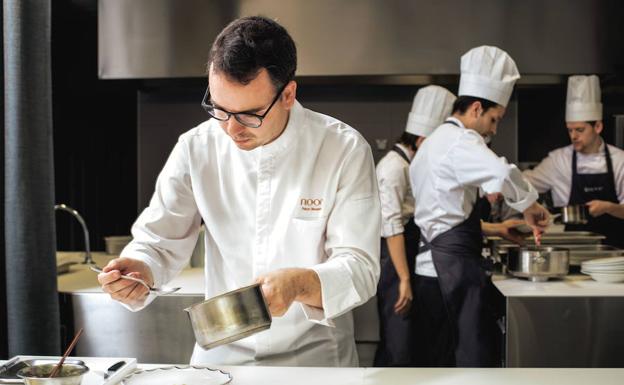 El chef Paco Morales preparara un plato en la cocina de su restaurante Noor en Córdoba.