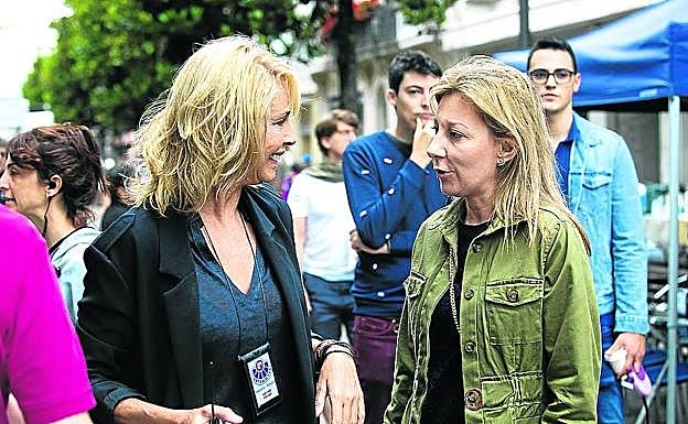 Belén Rueda charla con Eva G. Sáenz de Urturi en el rodaje de 'El silencio de la ciudad blanca'.