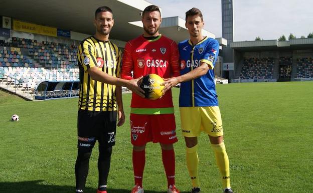 Picón, Viorel y el capitán Xabi Galán, con la nueva equipación del club fabril. 