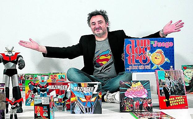 Joseba Fiestras, entre algunas de las piezas de la exposición que acoge la sede del FesTVal. 