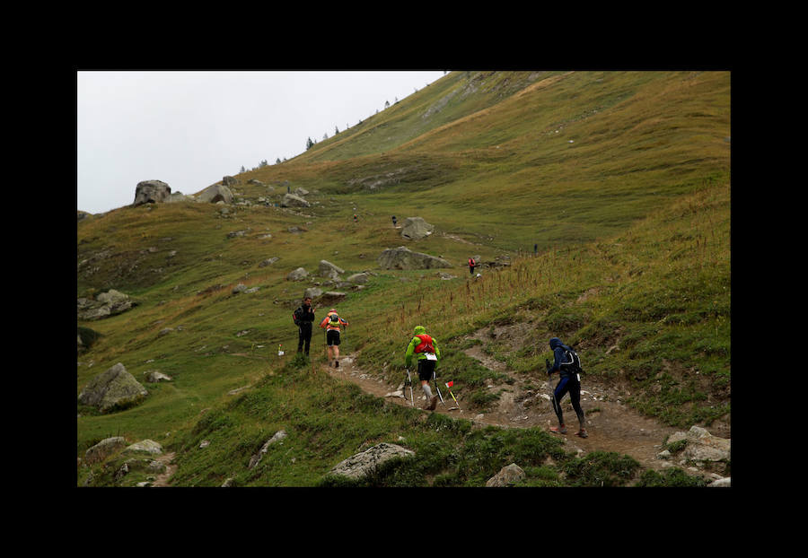 El ultramaratón de 170 kilómetros cruza Los Alpes y atraviesa Francia, Italia y Suiza. Los participantes corren en condiciones climáticas extremas de frío, lluvia y viento lo que la convierten en una de las carreras más espectaculares.