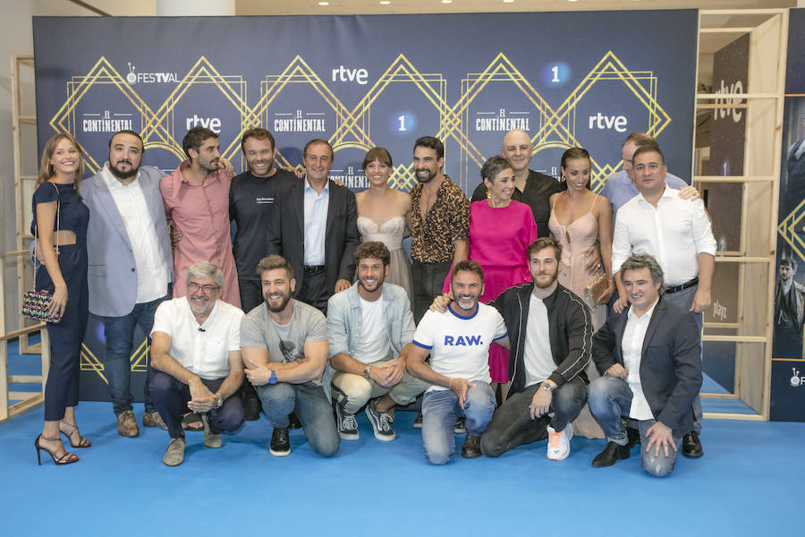Los actores de «El Continental» posan a su llegada al estreno de la serie de TVE en el Festival de Televisión de Vitoria (FesTVal)