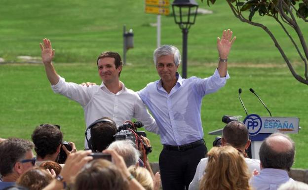 Pablo Casado (i) y el presidente de la futura fundación Concondia y Libertad, Adolfo Suárez Illana.