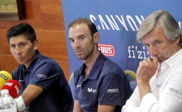 De izquierda a derecha, los corredores del Movistar Nairo Quintana y Alejando Valverde, junto al director del equipo, Eusebio Unzué. 