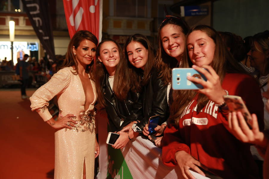 Mónica Cruz atiende a uno de los múltiples grupos que reclamaron su presencia. 