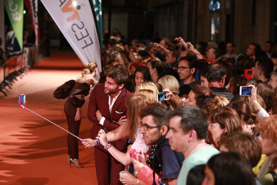 Fernando Guallar espera sonriente a ser retatado. 