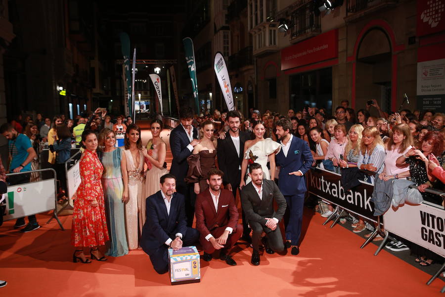 El elenco de 'Velvet Colección', sobre la alfombra naranja del FesTVal. 