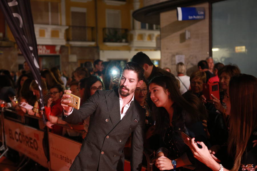 Adrián Lastra se toma una foto con una espectadora.