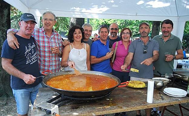 Integrantes de la cuadrilla Sifo, que se impuso ayer en el concurso de tortilla previo a la popular comida en Aldatsekua. 