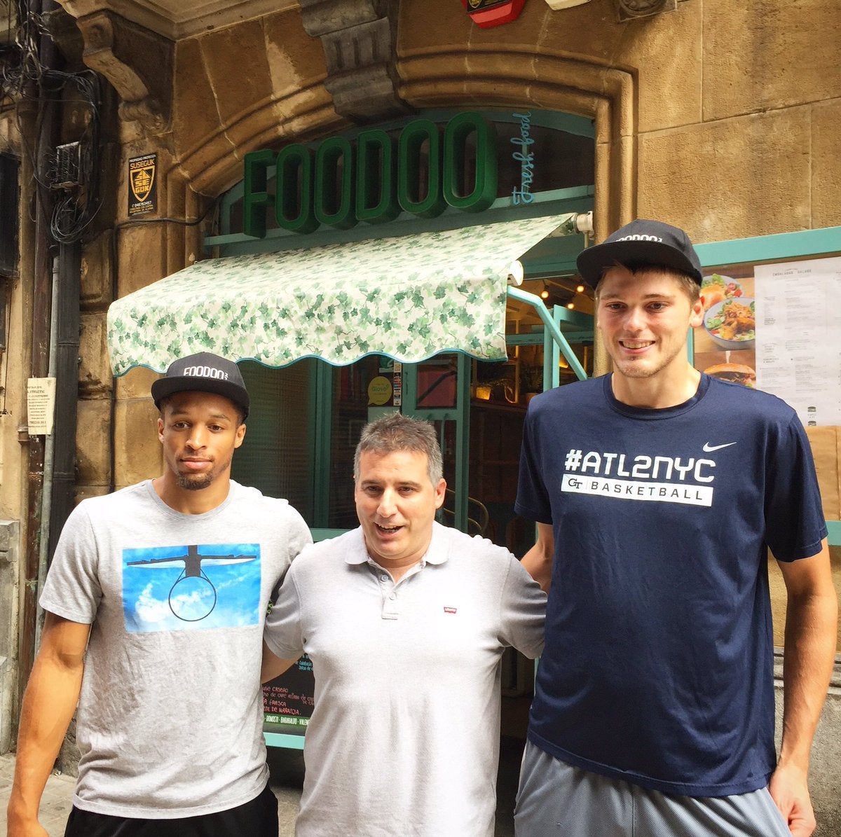 Brown y Lammers posan con Rafa Pueyo.