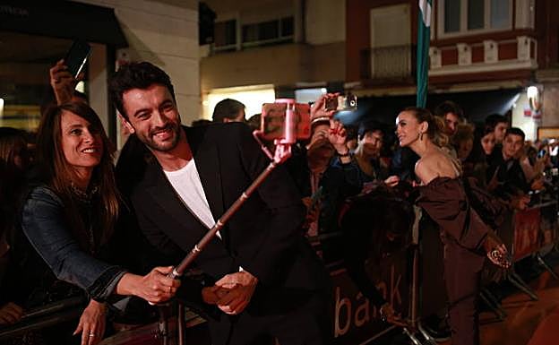 Javier Rey se saca un selfi con una fan en la alfombra naranja del FesTVal.