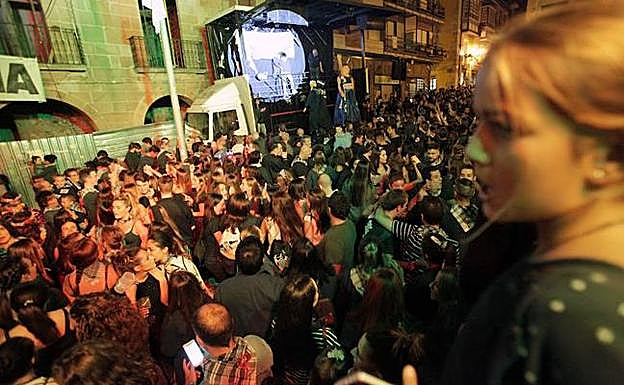 Un escenario móvil junto al Ayuntamiento acogía el arranque festivo en los últimos años. 