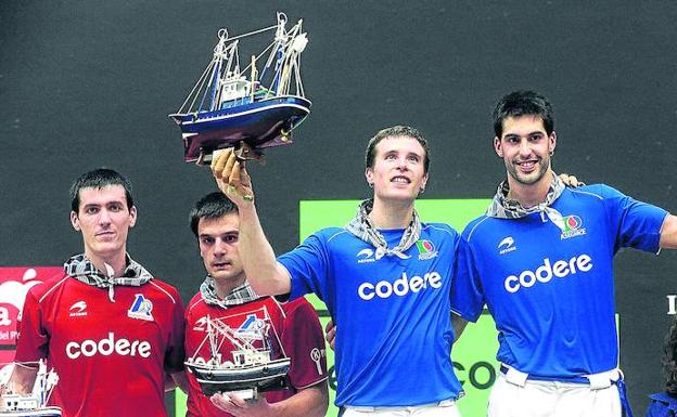 Artola y Larunbe, en el escalón más alto del podio, muestran el trofeo cosechado tras la victoria en la final del torneo San Antolín de Lekeitio