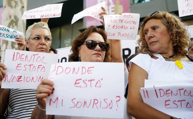 Concentración de afectados por el fraude de iDental en Valencia.