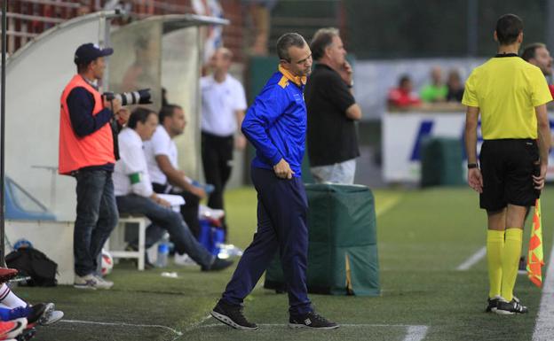 El técnico Igor Núñez lamenta una ocasión errada por los suyos.