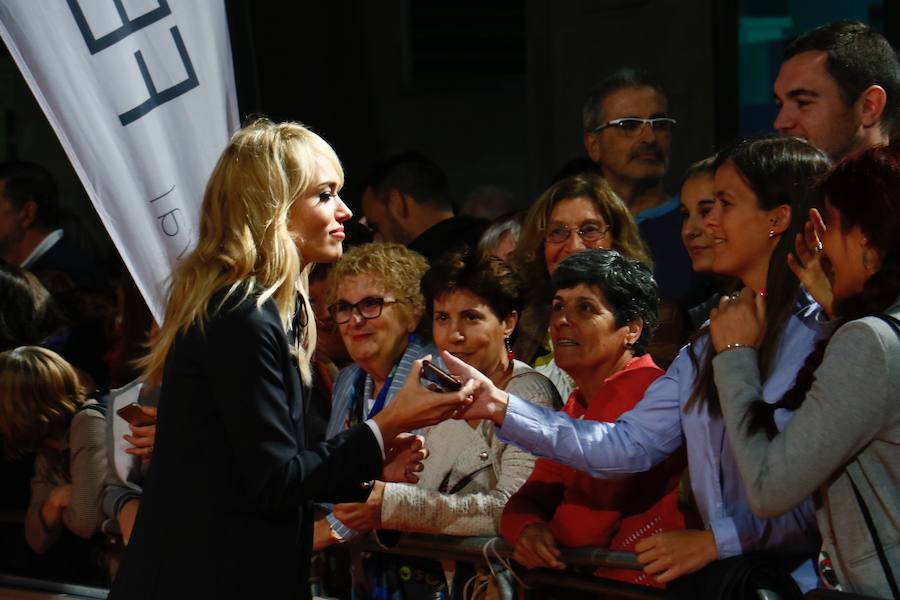 Patricia Conde toma el móvil de una fan para sacarse una foto con ella.