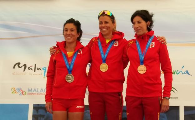 Iraia García, a la izquierda, junto a las otras dos medallistas.