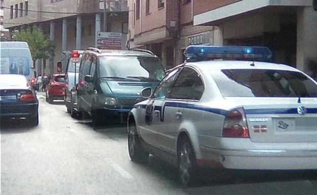 Roba un coche a punta de navaja junto al Megapark y le prende fuego después en Zorroza