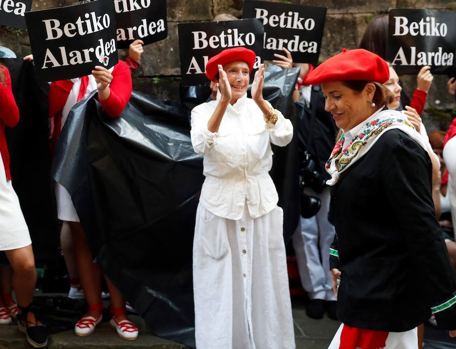 La compañía mixta Jaizkibel ha vuelto a desfilar hoy por las calles de Hondarribia en un ambiente de gran tensión, entre plásticos negros, pancartas y el sonido de silbatos con el que los partidarios del Alarde tradicional han expresado su rechazo a la participación de la mujer como soldado